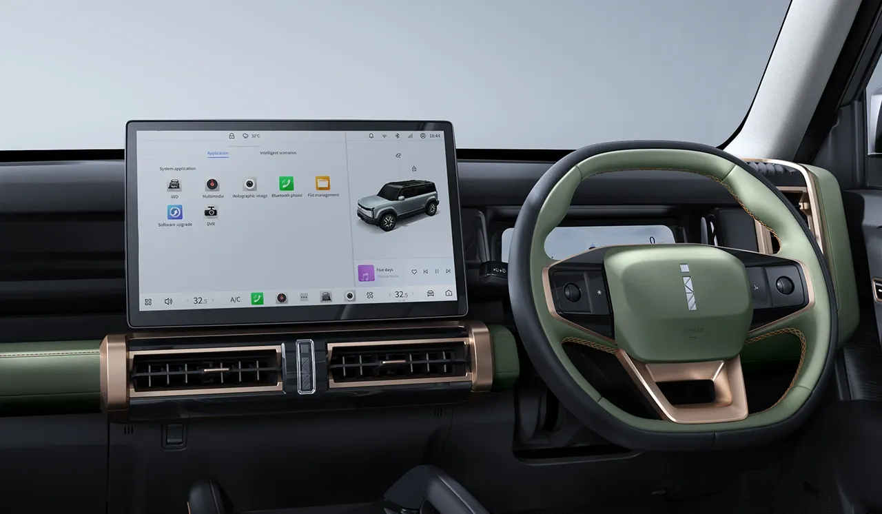 15.6" Ultra-Wide Touchscreen in Jaecoo J6